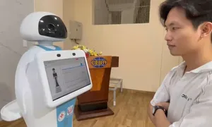 Giảng viên chế tạo robot hỗ trợ trong bệnh viện Giảng viên chế tạo robot hỗ trợ trong bệnh viện