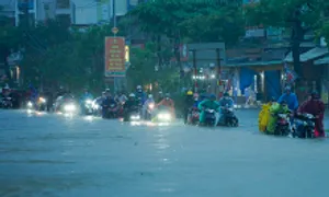 Đà Nẵng cho hơn 290.000 học sinh nghỉ học vì ngập lụt Đà Nẵng cho hơn 290.000 học sinh nghỉ học vì ngập lụt