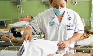 Bé trai mất bàn tay do nổ pháo tự chế Bé trai mất bàn tay do nổ pháo tự chế