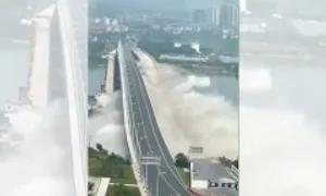 Cách Trung Quốc nổ mìn phá cầu cũ ngay sát cầu mới Cách Trung Quốc nổ mìn phá cầu cũ ngay sát cầu mới