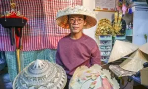 Chàng trai Gen Z đưa hoa sen, trống đồng vào nón lá Việt Chàng trai Gen Z đưa hoa sen, trống đồng vào nón lá Việt