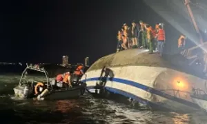 Thêm nạn nhân vụ lật tàu Vịnh Xanh được tìm thấy Thêm nạn nhân vụ lật tàu Vịnh Xanh được tìm thấy