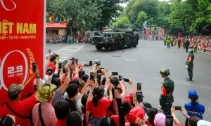 Bi hài chuyện giữ chỗ xem diễu binh