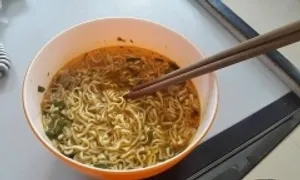 Ăn mì tôm có gây hại thận?