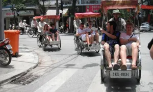 Khách Australia bị 'chặt chém' 1,2 triệu đồng đi xích lô ở phố cổ