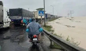 Hành trình 'sống chết' về quê trong đêm lũ